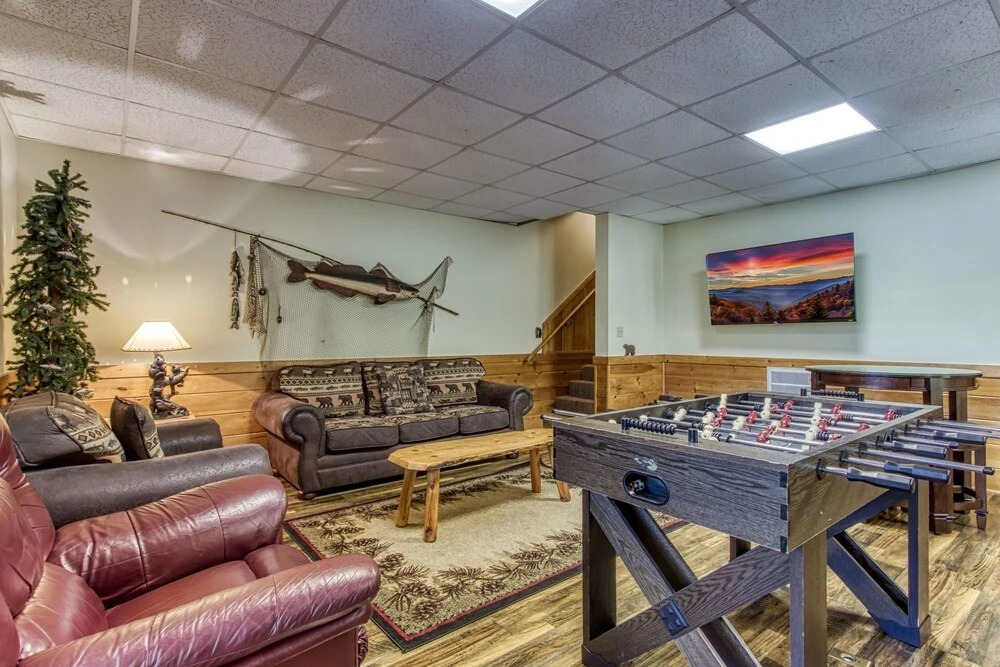 ER254 - Hibernation Hideaway Great Location - Close To Town! 5 Bedroom Cabin by RedAwning