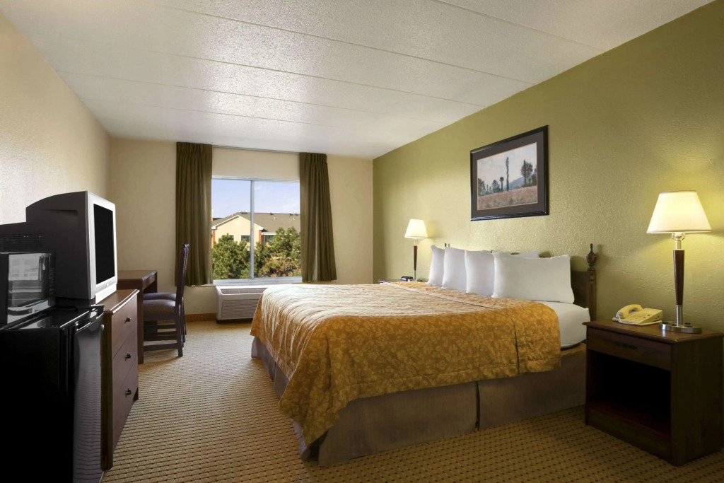 Travelodge by Wyndham Lansing IL