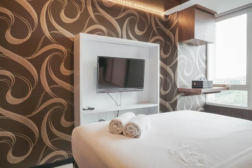 Comfortable 1BR at Nifarro Park Apartment By Travelio