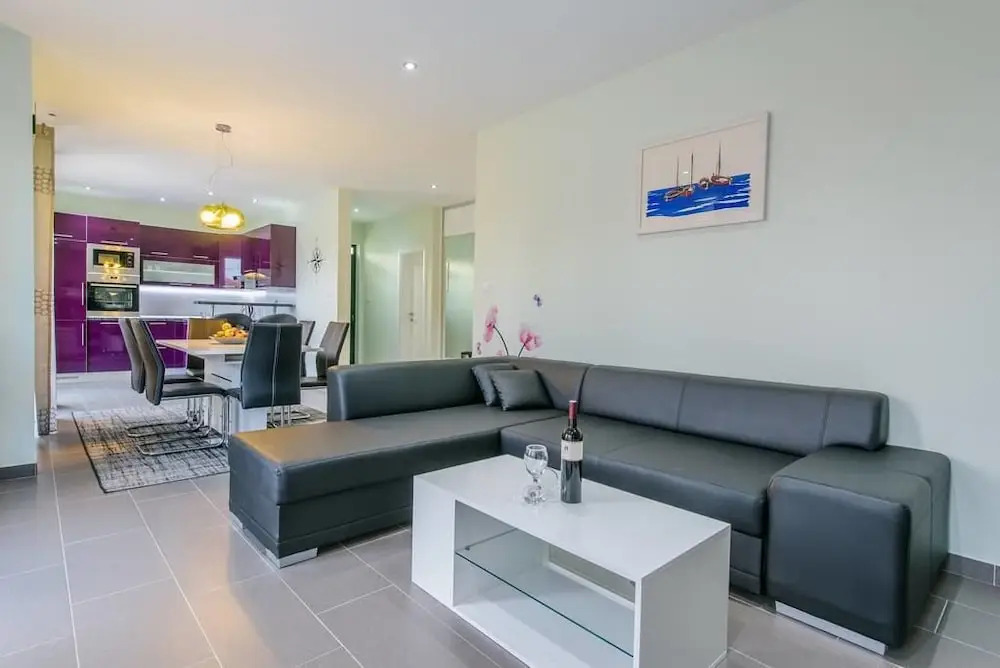 Villa Barbara-Kastela with heated pool