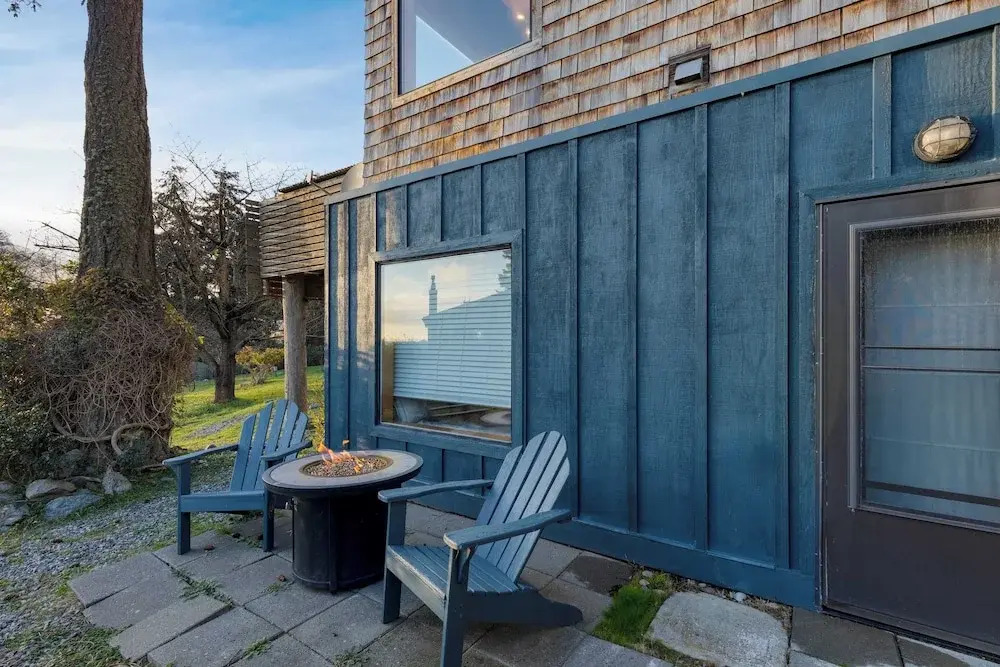 Deck Views, Fire Pit, Pool, 3 Mins to Beach Madrona Tree Retreat by Avantstay