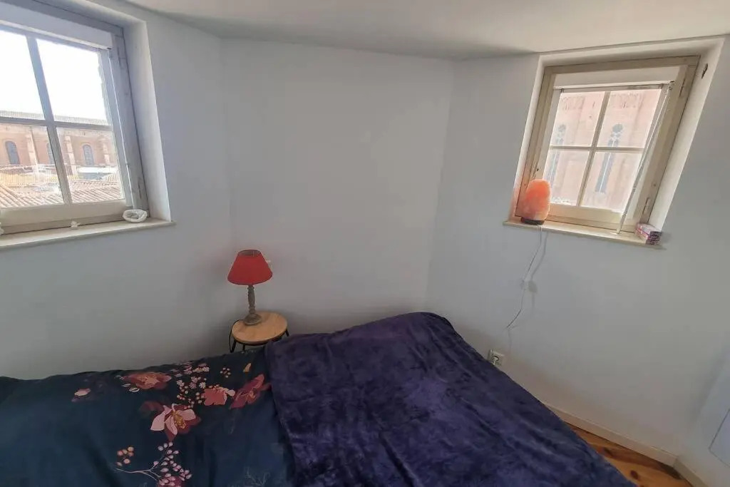 Appartement exceptionnel 4 étoiles hyper centre Albi 65 m2 au 4ème étage sans ascenseur avec une tour du 12ème siècle