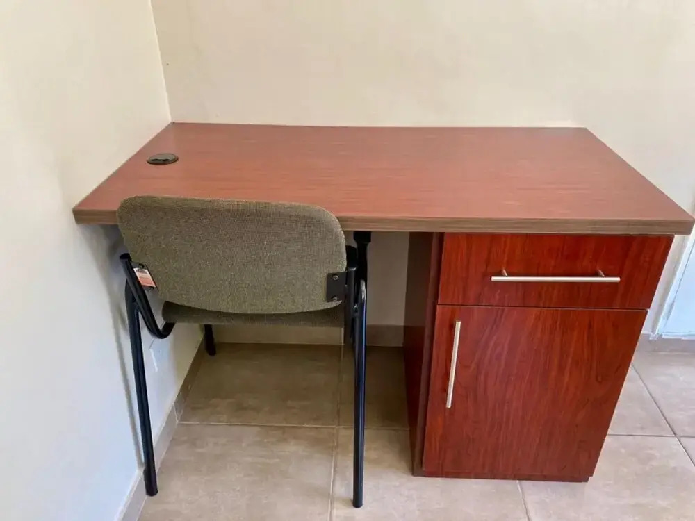 Poolside Executive Suite Near Airport - 2322