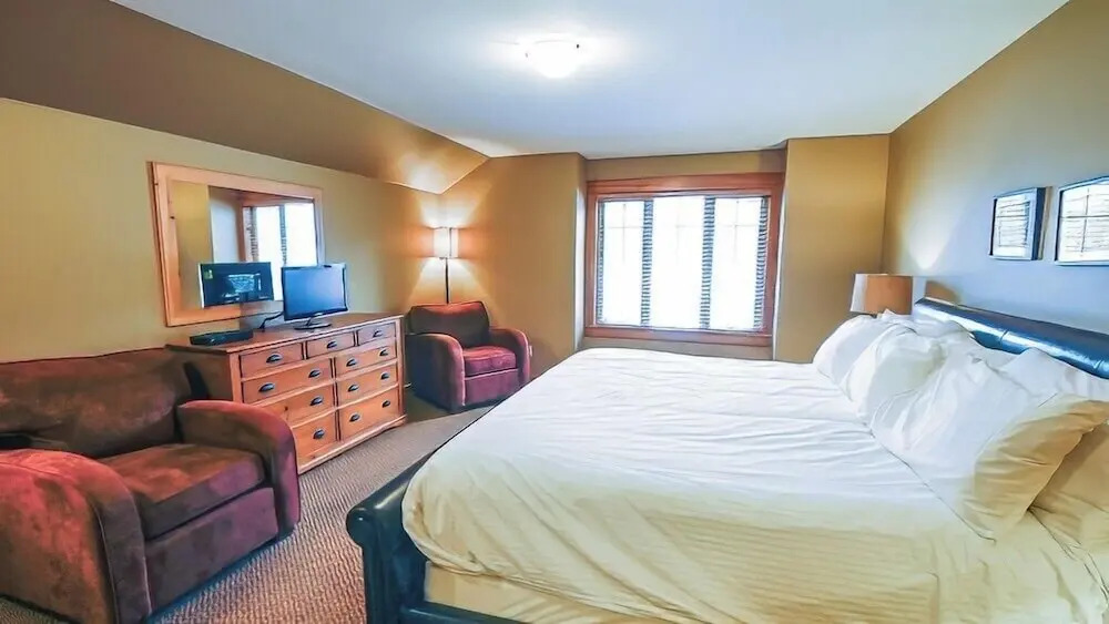 Pinnacle Ridge Chalets by Fernie Lodging Co