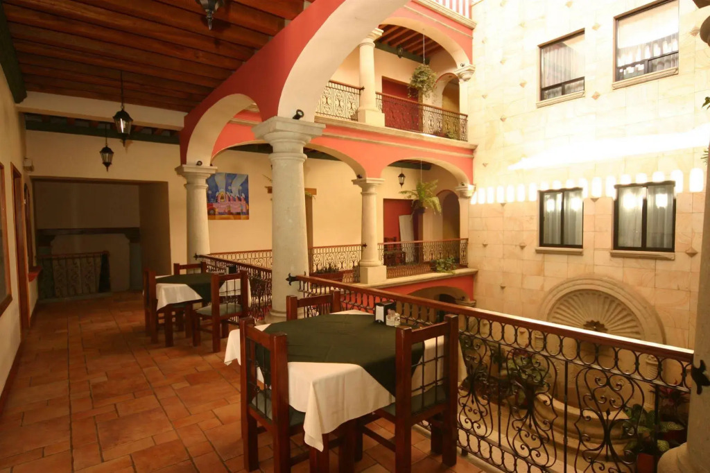 Hotel Cantera Real