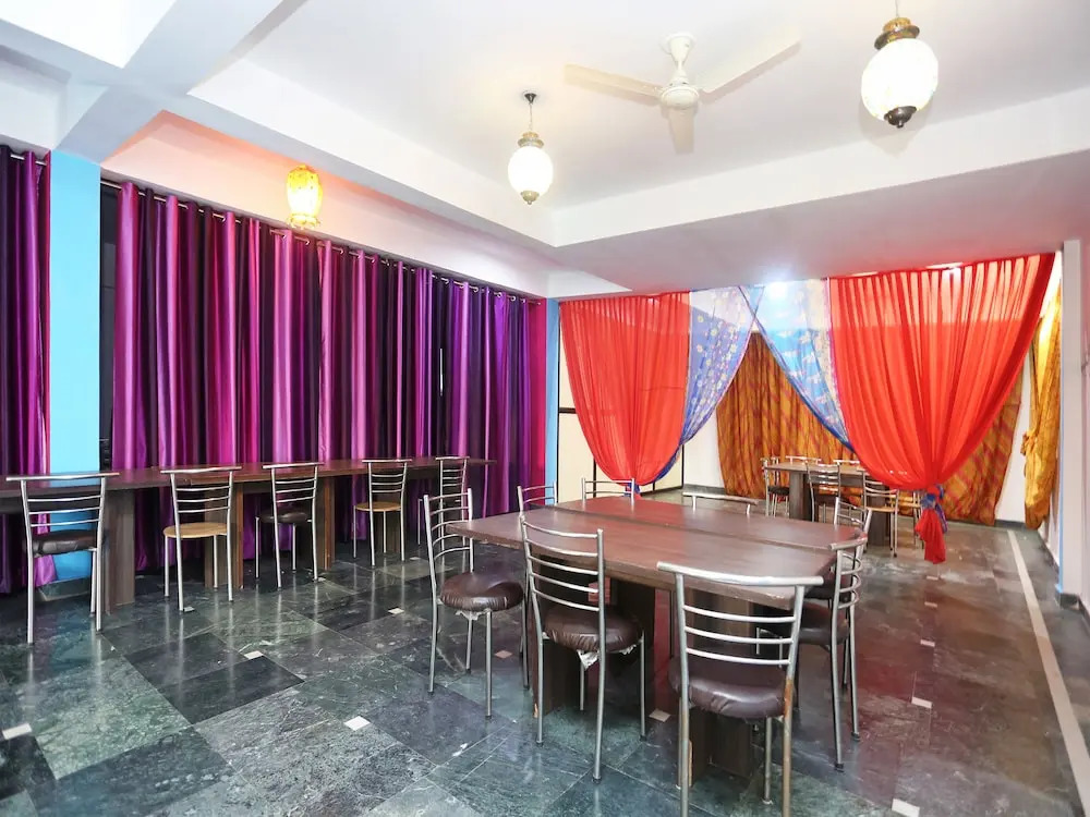 Hotel Taj Niwas by OYO Rooms