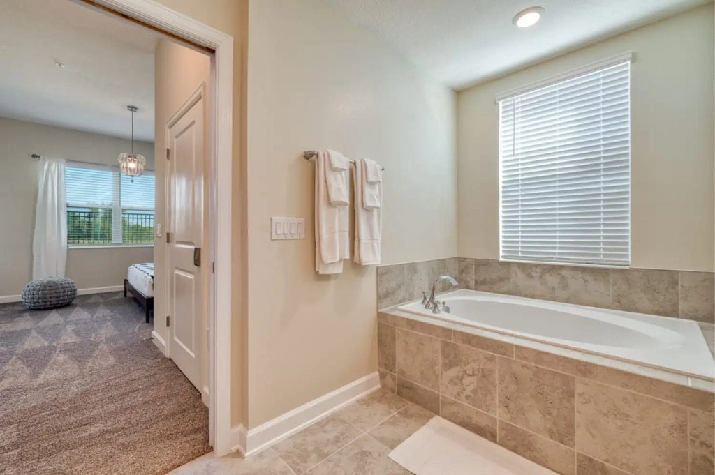 Charming condo with great golf view near Disney