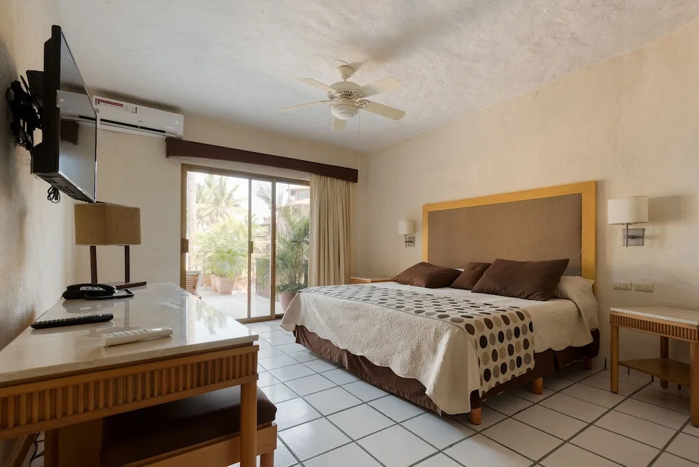 Villa Facing the Beach in a Large Terrace 7 Pools, Tennis Courts, 247 Security
