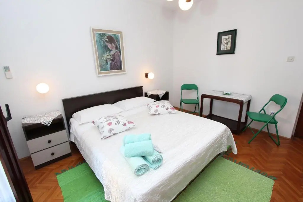 Rooms and Apartment Pina