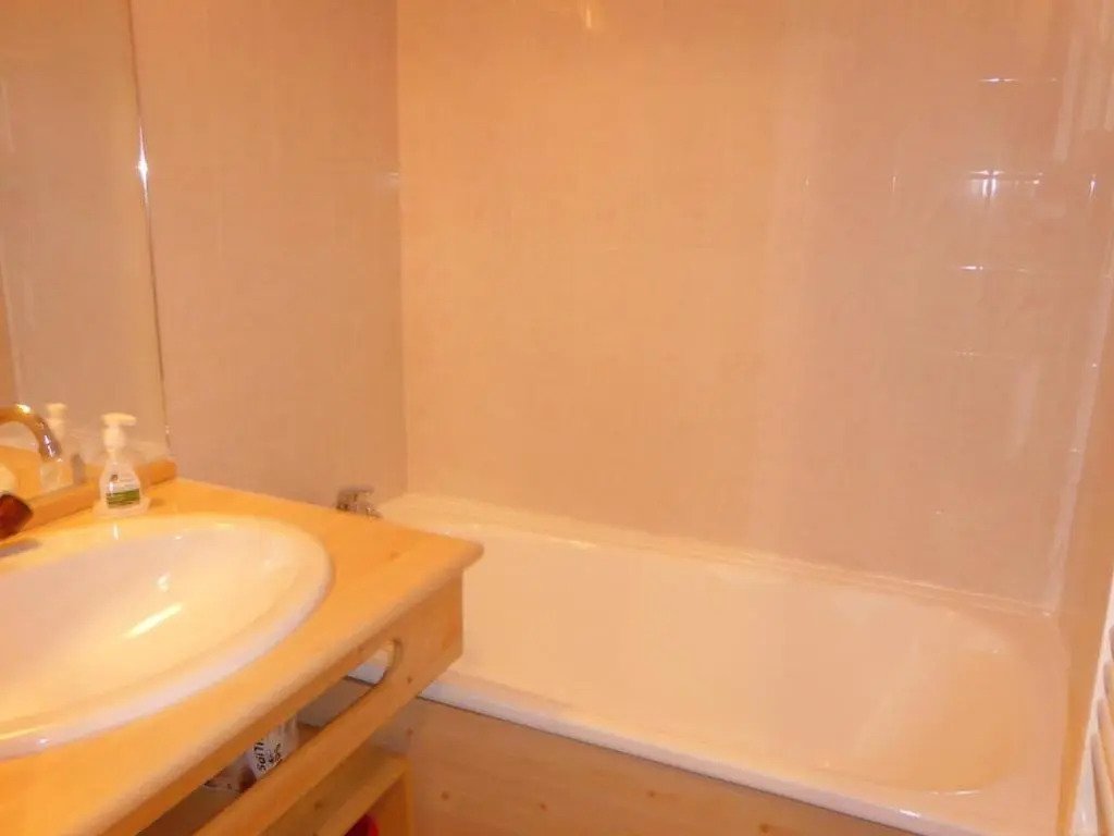 Charmant appart rénové 4 pers, balcon sud, plein centre, proche ski et piscine! - FR-1-342-187
