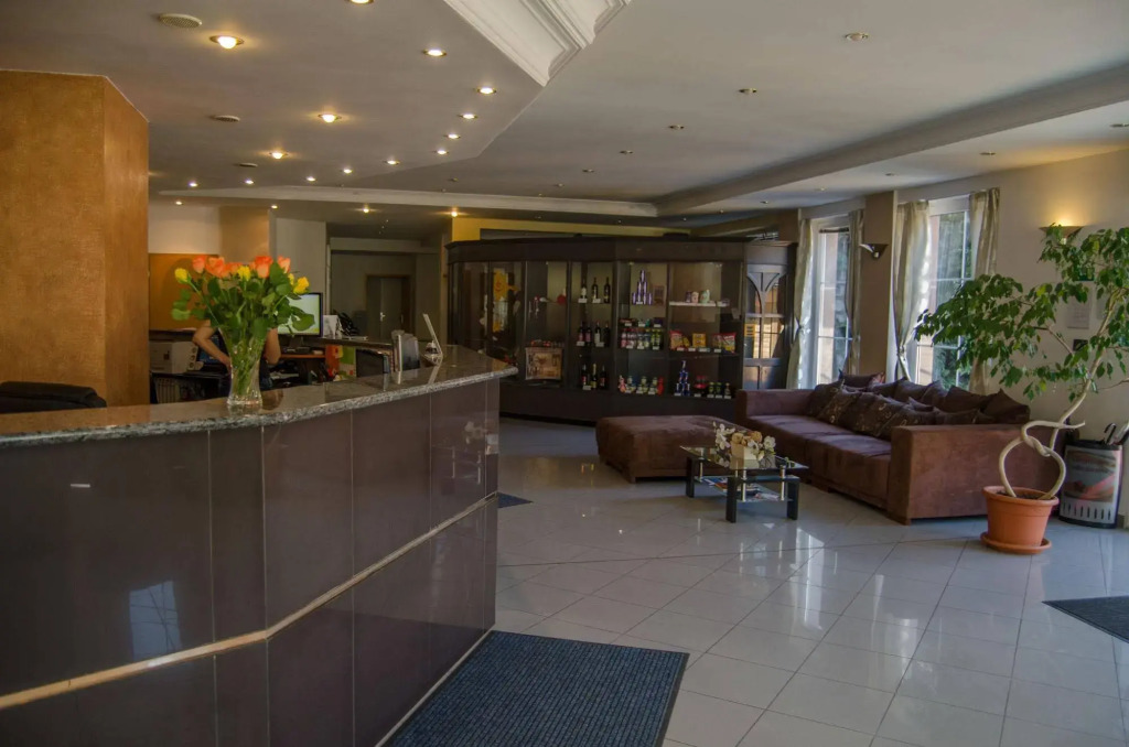 Hotel West