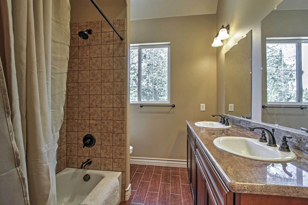 Roomy Home w/ Deck, 5 Mi to Lake Arrowhead Village