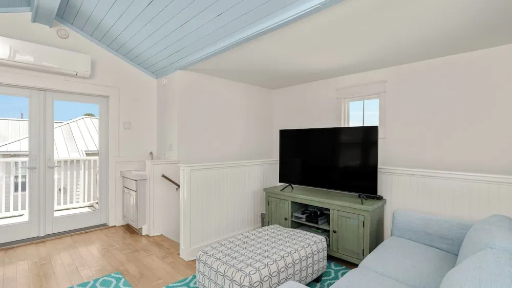 Holiday House by Avantstay Oceanview, Steps to Beach