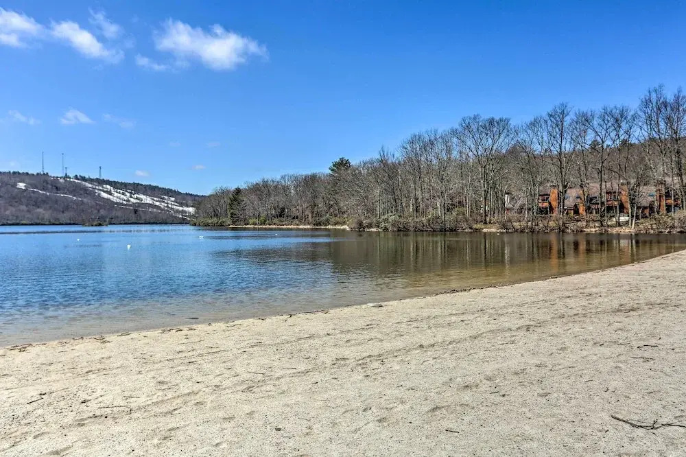 < Half-mi to Skiing: Lake Harmony Home w/ Hot Tub