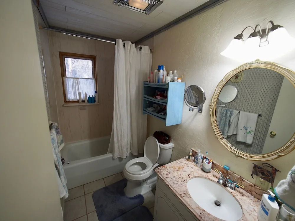 On Splendid Pond 4 Bedroom Cabin
