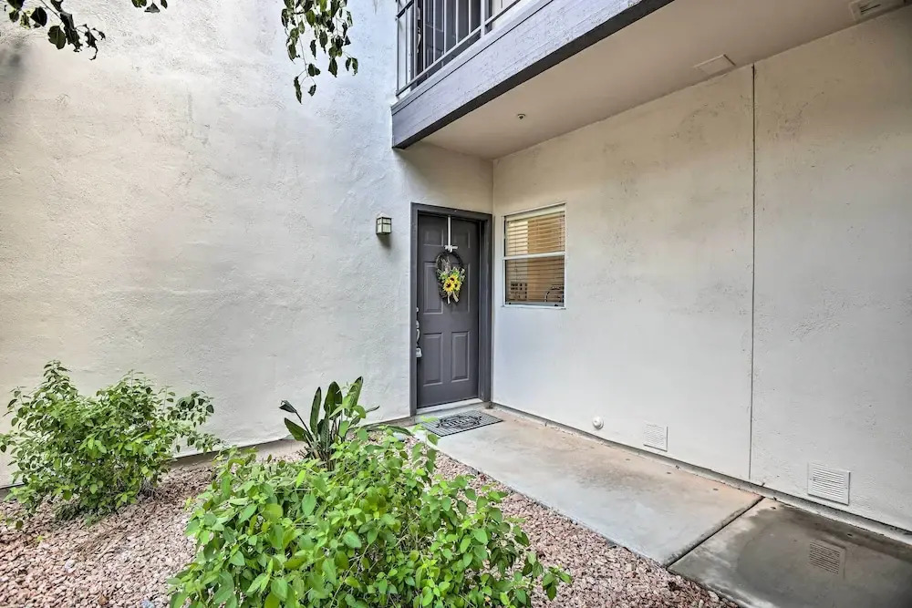 Bright Scottsdale Condo w/ Patio: 8 Mi to Old Town