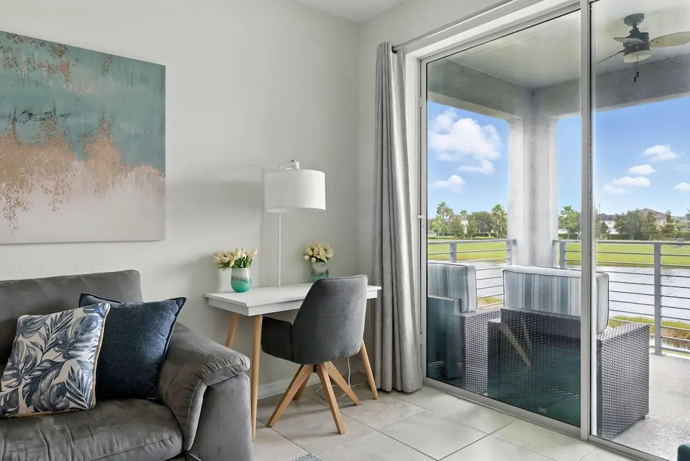 Beautiful Lakeview Retreat Near Disney
