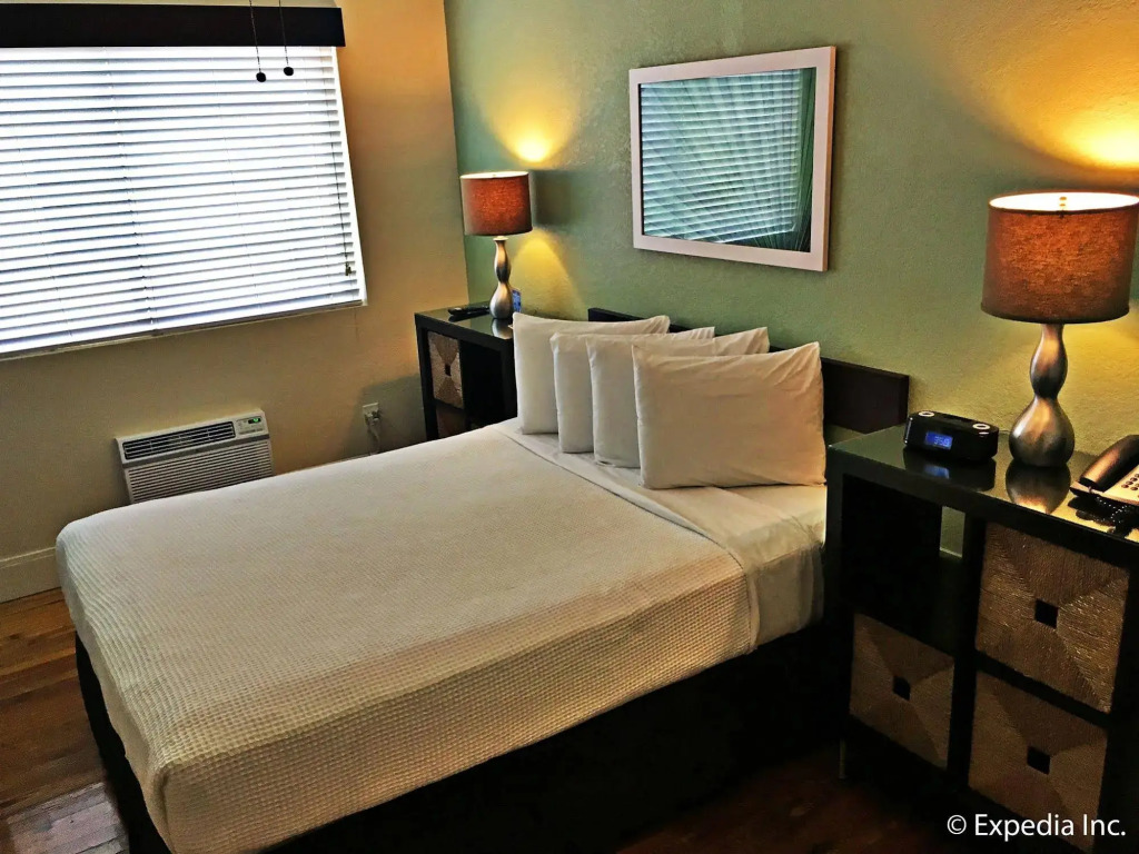 Colony Hotel