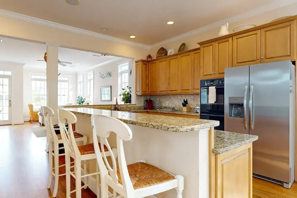Luxury Cottage With Pools & Multiple Decks, 1/2 Block to Beach