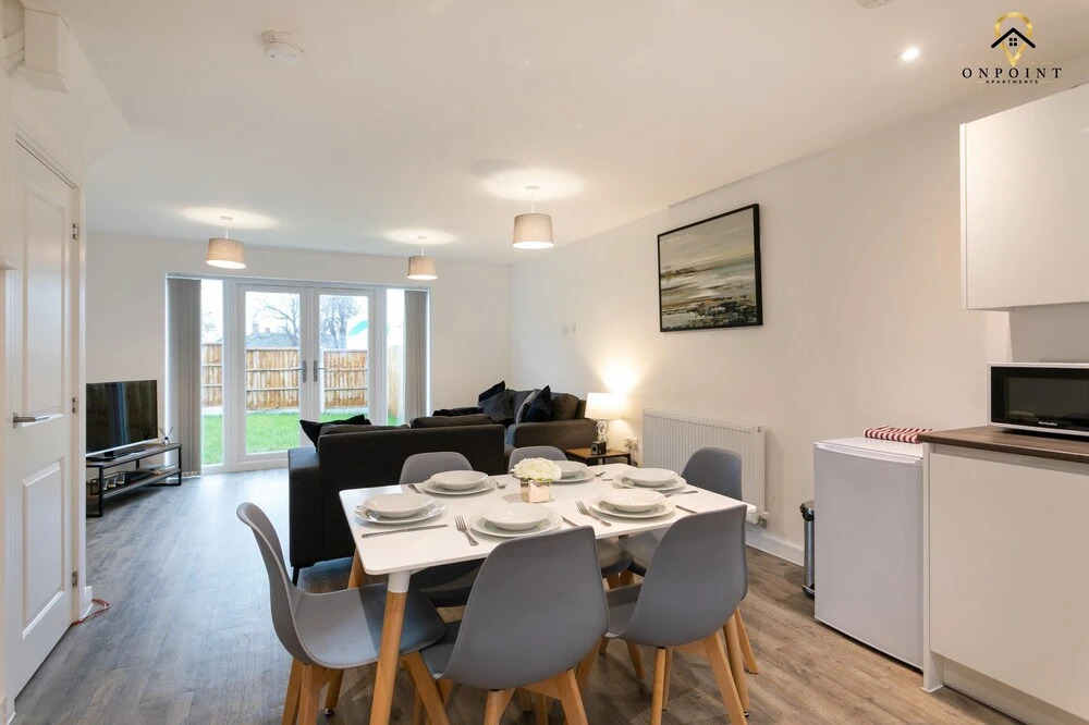 Spacious 3 Bed House with Parking & WiFi