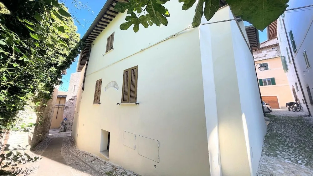 Traditional Town House Central Spoleto - car is Unnecessary - Wifi - Sleeps 10