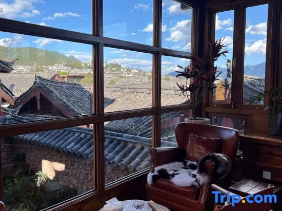 Panoramic View of Snow Mountain in Shanye Rizhao Jinshan (Lijiang Ancient City Branch)