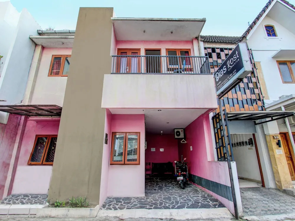 Super OYO 92511 Griya Dias  Syariah