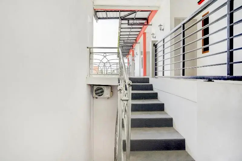 RedDoorz Syariah at Homestay Bougenville near Taman Alun-Alun Kota Lamongan