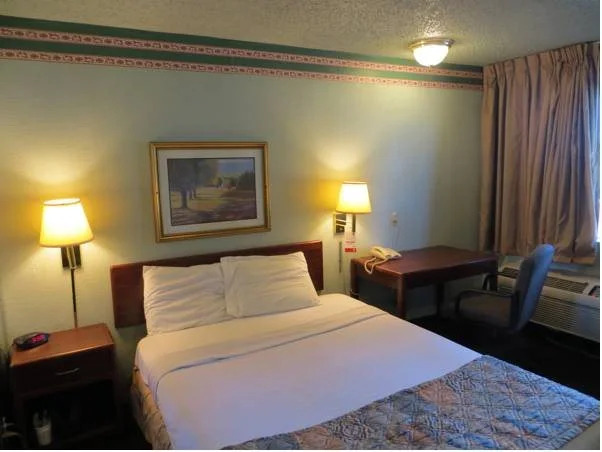 Super 8 Dallas Love Field Market Center
