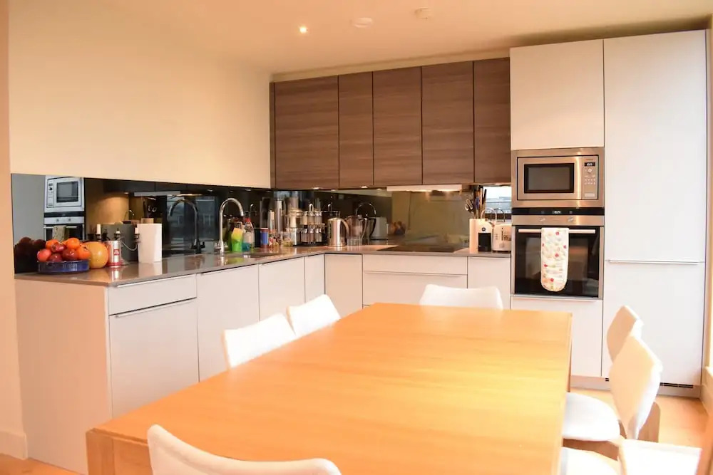 Charming 2 Bedroom Apartment Next to Maltby Market
