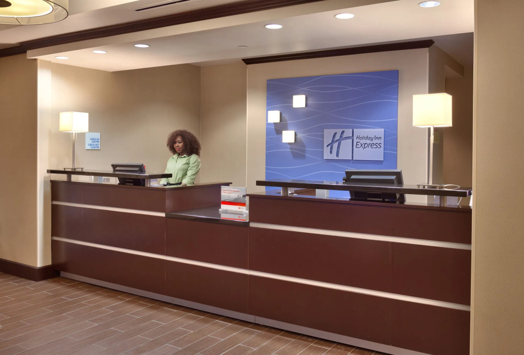 Holiday Inn Express & Suites Overland Park by IHG