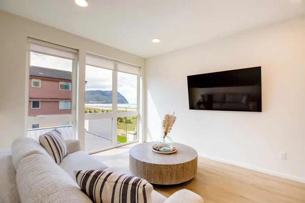 Luxe Seaside Vacation Rental: Walk Downtown!