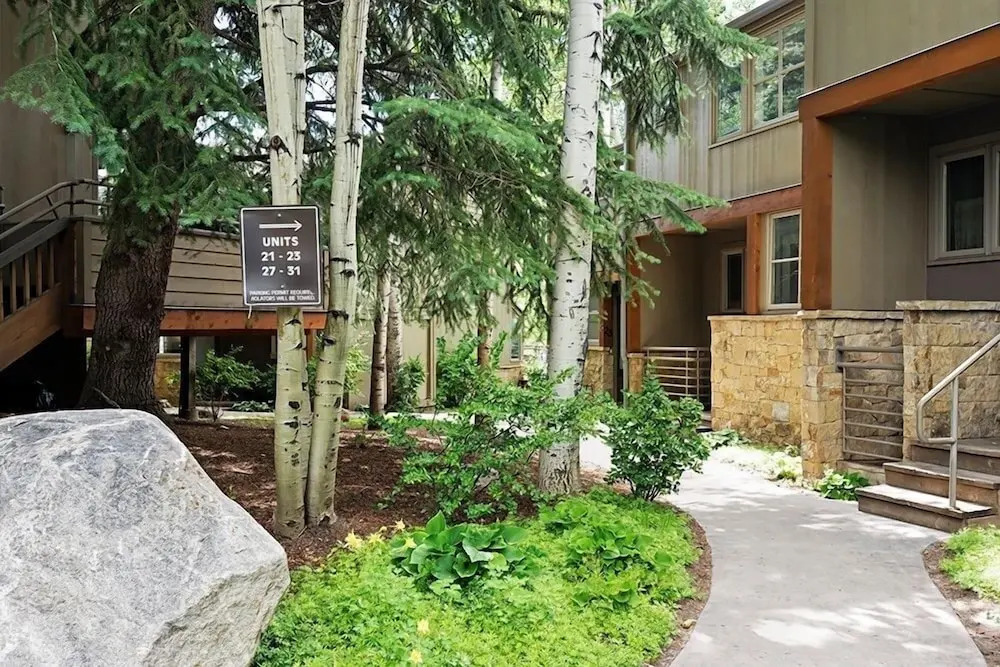 New Listing! West End Jewel - Steps to bus to 4 ski areas!(4860 3 Bedroom Condo by RedAwning