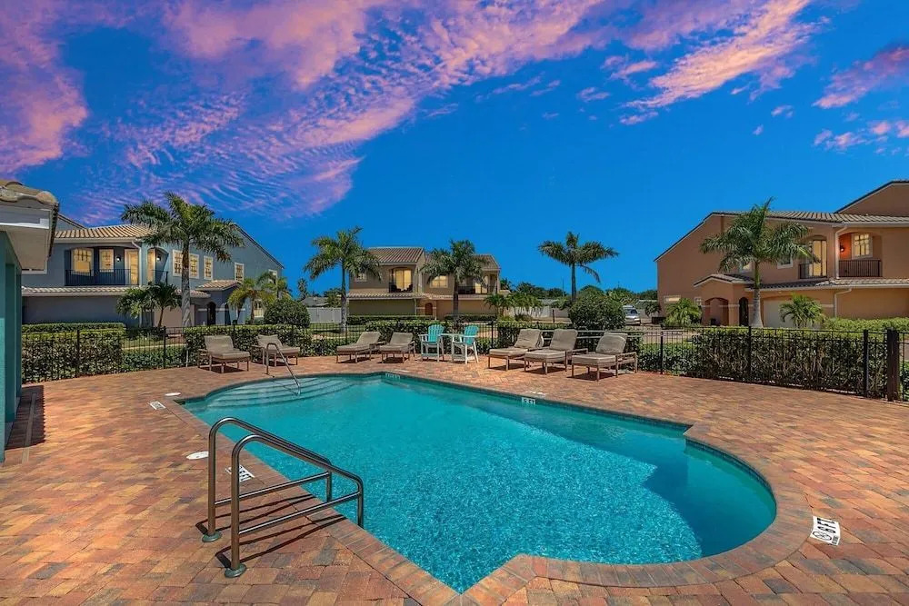Upscale Private Home 10-min Walk to Canova Beach