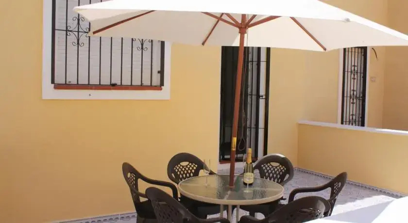 Stylish Poolside Retreat Near Villamartin Plaza - Casa Fre