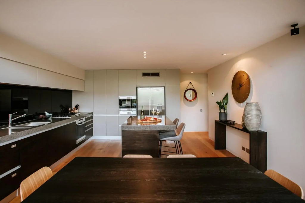 Lake Edge - Sleeps 6 - Centrally Located - Lake & Mountain Views