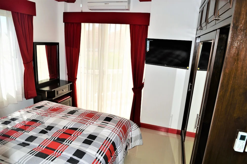 Luxury 1 bed Corner Condo