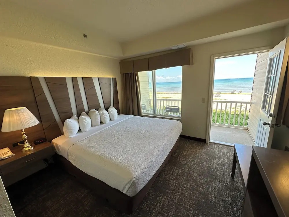 Mackinaw Beach and Bay Inn & Suites