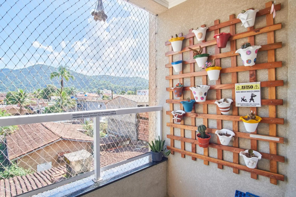 Confortável apartamento com ar, piscina, sacada Gurmet a 1 km da praia Grande