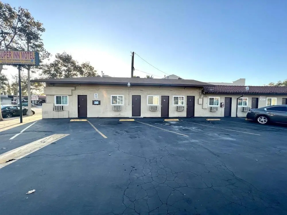 Super Inn motel By Downtown Pomona