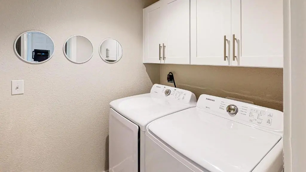 AH-G226 Remodeled Second Floor Condo, Shared Pool & Hot Tub, Near Marina