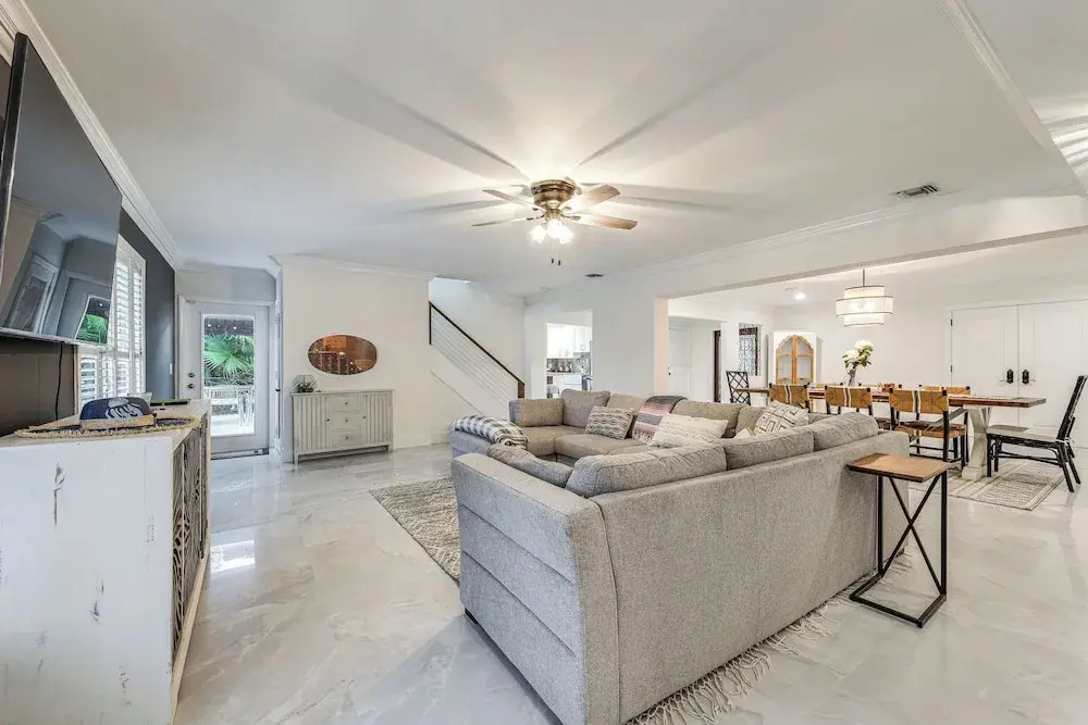 Pool & Home Theater: Lighthouse Point Home!