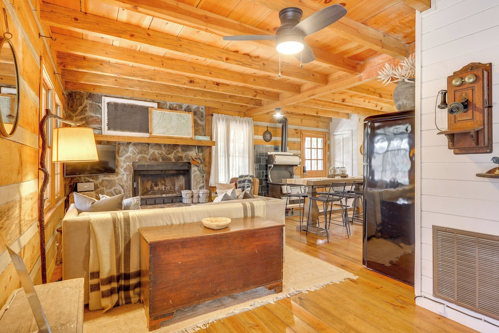 'peace of Aska' Cabin w/ Hot Tub & Fire Pit!