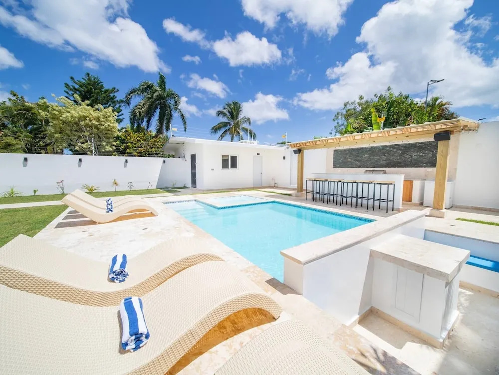 Green Palace - 7br Luxury Villa in Sosua 3mins from strip plus 24hr security
