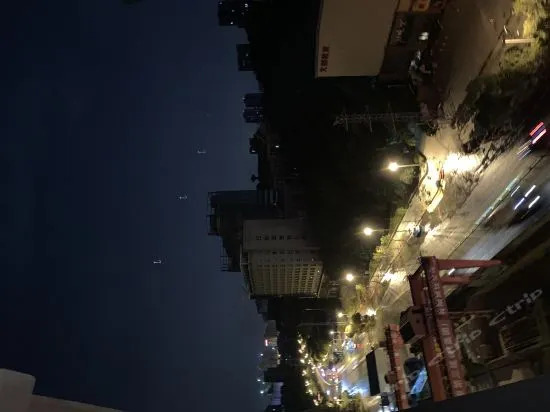 艳阳天时尚旅店(武汉光谷体育学院店)