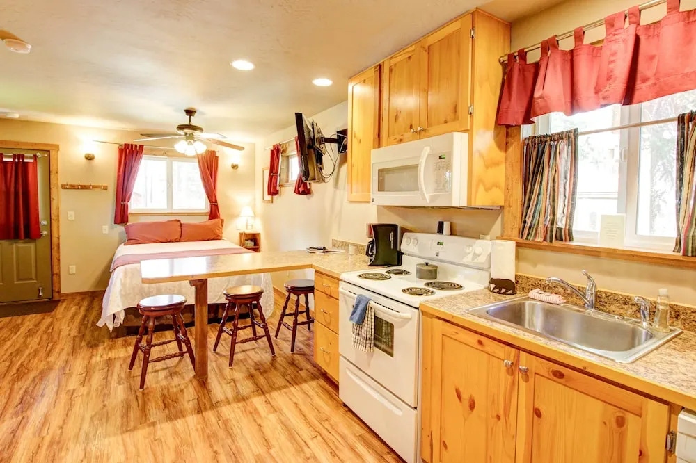 Historic Tamarack Lodge and Cabins