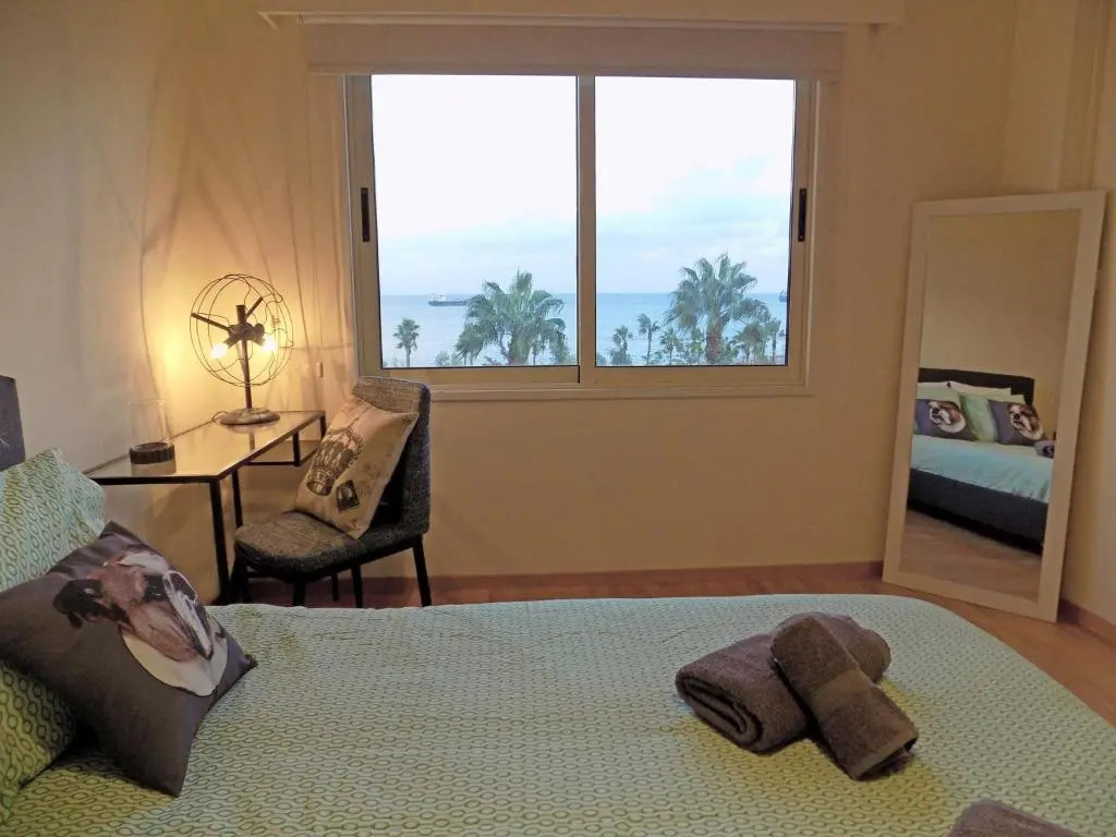 3b Seafront Retro apt - Olympic beach