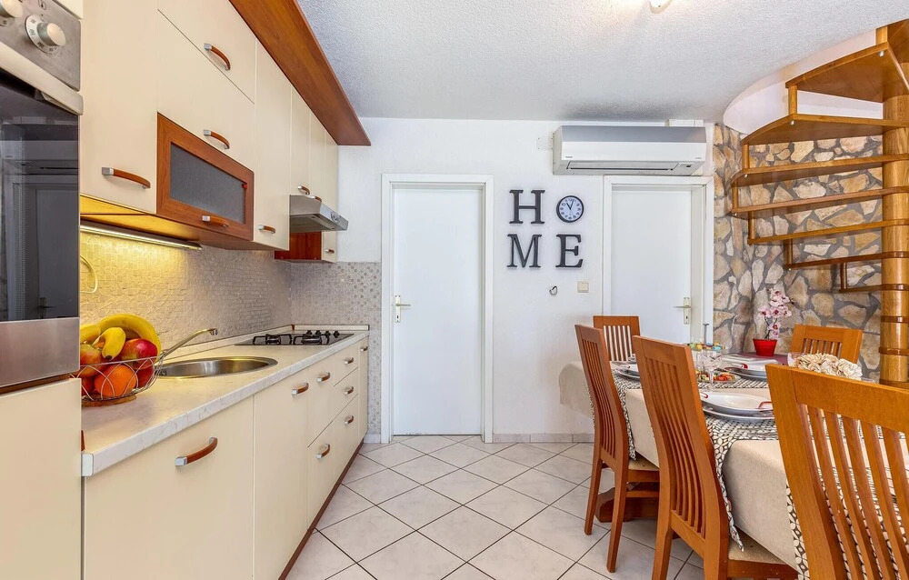 Stunning Home in Jadranovo With 5 Bedrooms, Jacuzzi and Wifi