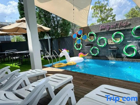 Private Pool Modern Holiday Home @ Mount Austin JB