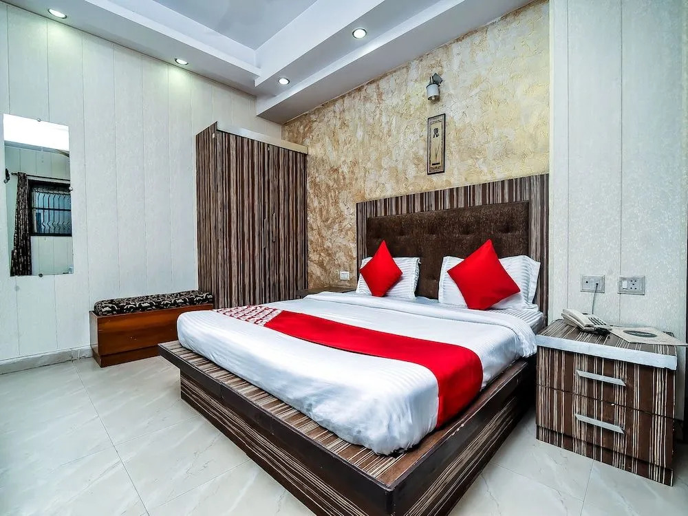 OYO 16933 Hotel Sunrize